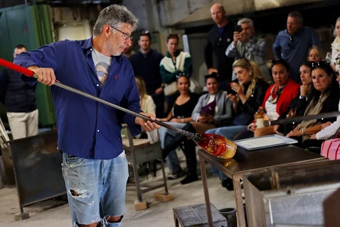 maestro del vetro originale di murano
