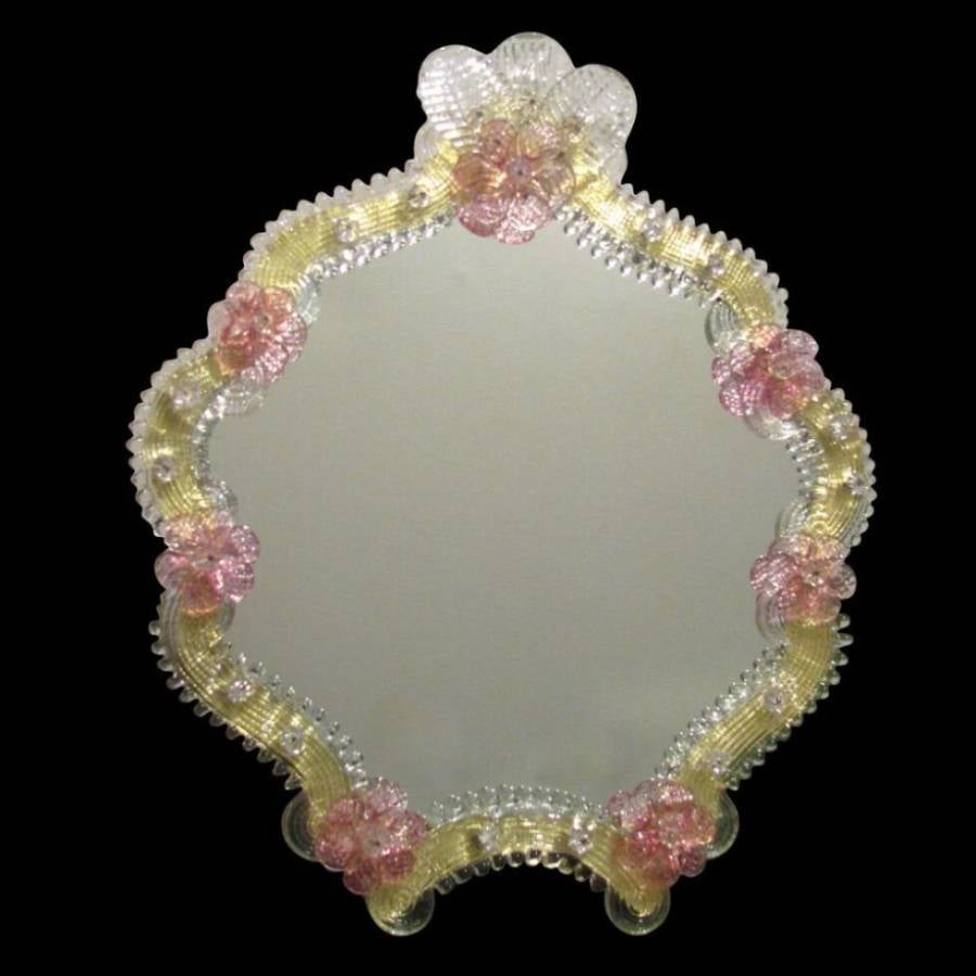 Venetian mirrors in Murano glass: a timeless symbol of artisan elegance